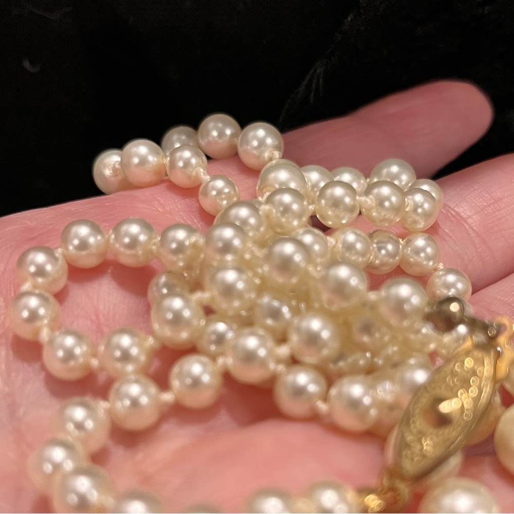N082 VTG 24”  Knotted Graduated Pearls with Goldtone Box Clasp Safety Latch